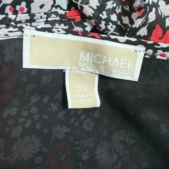 Michael Kors red, white and black top with small flower print size 0X - Picture 10 of 11
